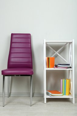 modern renkli sandalye, ahşap stand, duvar fon üzerine kitap ile güzel iç