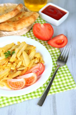 ahşap masa yakın çekim plaka üzerinde kırmızı patates kızartması