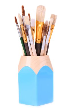 stand beyaz izole birçok fırçalar