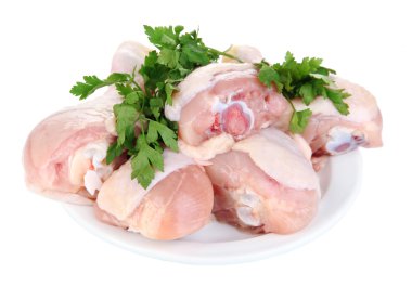 beyaz izole çiğ tavuk budu