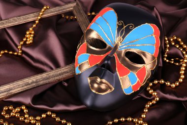 Kahverengi kumaş arkaplanındaki maske