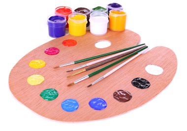 ahşap sanat palet boya ve fırça üzerinde beyaz izole