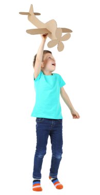 uçak üzerinde beyaz izole olan küçük çocuk