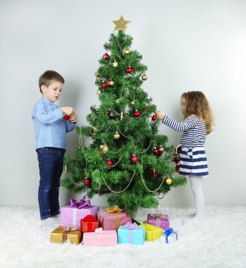 Çocuk odasında baubles ile Noel ağacı süsleme