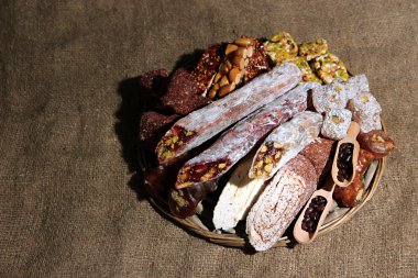 çuval bezi zemin üzerine lezzetli oryantal tatlılar