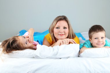 yatakta yatan anne ile küçük çocuk