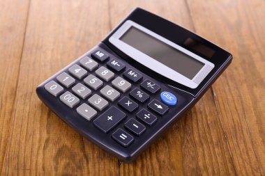 Tablo yakın çekim üzerinde dijital hesap makinesi
