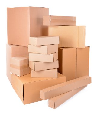 farklı karton kutular üzerinde beyaz izole