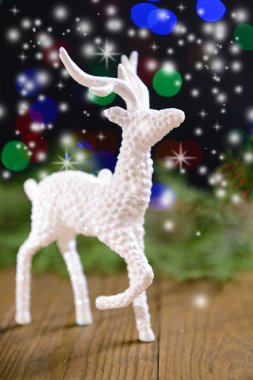 Noel fener ve süsleri parlak zemin üzerine masada