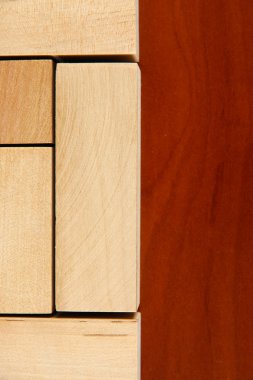 ahşap zemin üzerinde ahşap oyuncak blokları