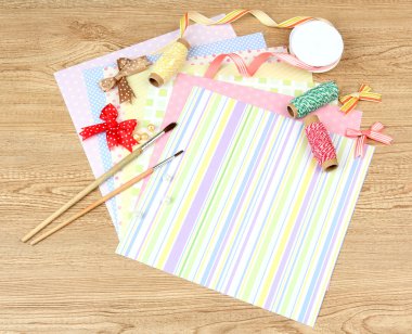 Kağıt scrapbooking ve ahşap masa üstünde alet