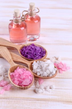 güzel çiçek ile natürmort orkide çiçek ve renk ahşap zemin üzerinde deniz tuzu ile tahta kaşıklar