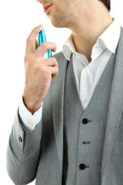 beyaz izole parfüm kullanma yakışıklı genç