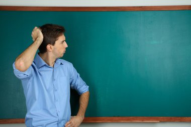 Genç öğretmen yakın kara tahta okul sınıf