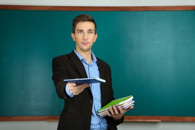 Genç öğretmen yakın kara tahta okul sınıf