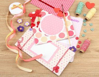 güzel el posta kartları ve scrapbooking elemanları, ahşap masa yapımı