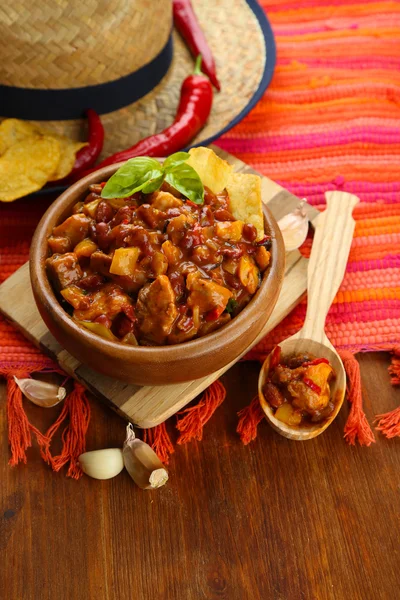 Chili Corn Carne - традиционная мексиканская кухня, в деревянной чаше, на салфетке, на деревянном фоне — стоковое фото