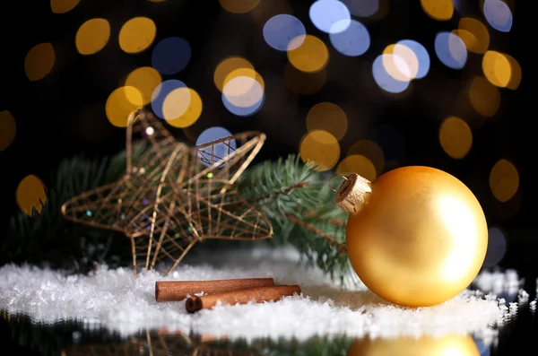 Mooie kerst compositie op tafel op lichte achtergrond — Stockfoto