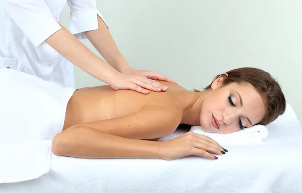 Mooie jonge vrouw op massagetafel in Cosmeticastudio close-up — Stockfoto