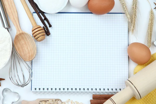 Conceito de cozinha. Ingredientes básicos de cozimento e ferramentas de cozinha de perto — Fotografia de Stock