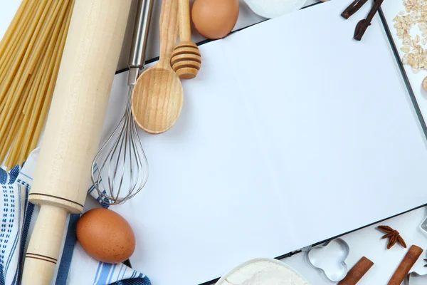 Concepto de cocina. Ingredientes básicos para hornear y herramientas de cocina de cerca —  Fotos de Stock