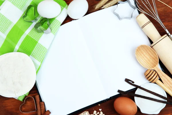 Matlagning koncept. grundläggande bakning ingredienser och köksredskap närbild — Stockfoto