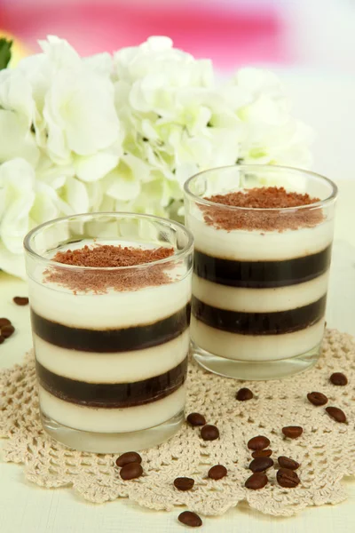 Café de geleia saboroso com leite na mesa no fundo claro — Fotografia de Stock