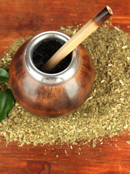 Kalebasse und Bombilla mit Yerba Mate auf Holzgrund — Stockfoto