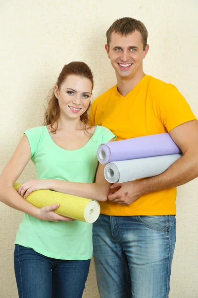 Pareja joven haciendo renovación en casa nueva —  Fotos de Stock