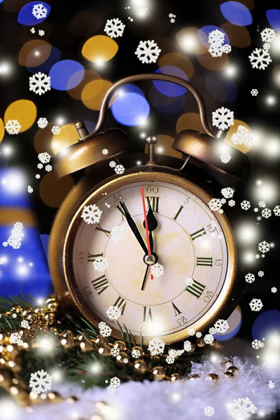 明るい背景にテーブルの上の雪とクリスマスの装飾の目覚まし時計 — ストック写真