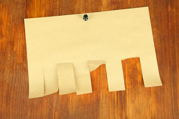 Anuncios de papel sobre fondo de madera — Foto de Stock