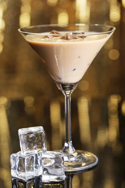 Liquore Baileys in vetro su fondo dorato — Foto Stock