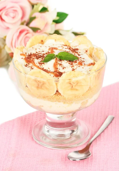 Delicioso postre con plátano y caramelo sobre mesa sobre fondo blanco — Foto de Stock