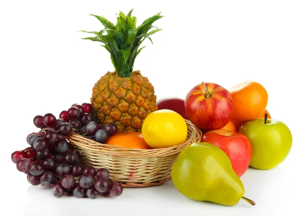 Fruits mûrs dans le panier isolé sur blanc — Photo