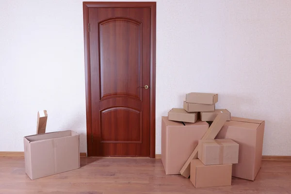 Habitación vacía con pila de cajas de cartón: concepto de casa móvil — Foto de Stock