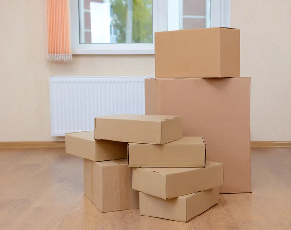 Habitación vacía con pila de cajas de cartón: concepto de casa móvil — Foto de Stock