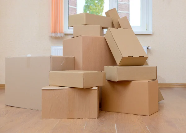 Chambre vide avec pile de cartons : concept de déménagement — Photo