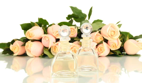 Hermoso ramo de rosas y perfume, aislado en blanco — Foto de Stock