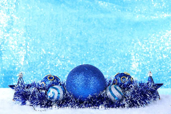 Состав рождественских украшений на светло-голубом фоне — стоковое фото