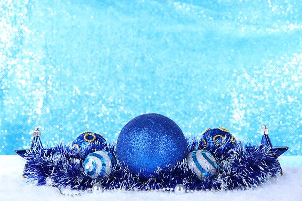 Composição das decorações de Natal em fundo azul claro — Fotografia de Stock