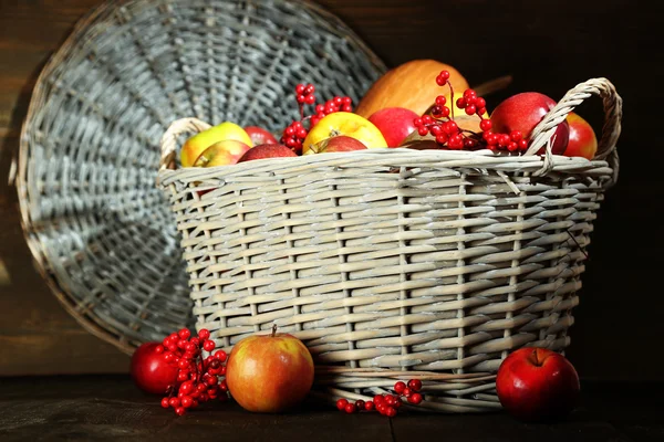 Juicy apples and pumpkin in wooden basket on table close-up — Stock Photo, Image