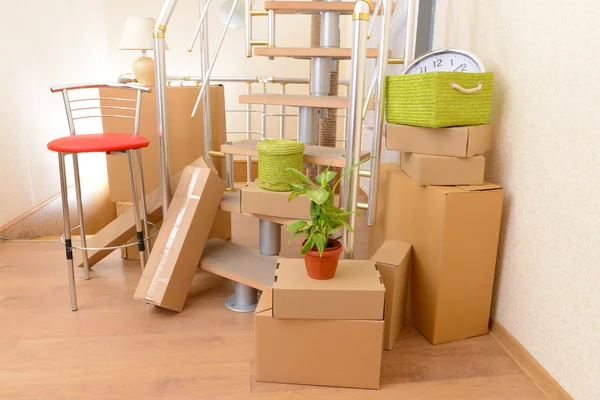 계단 근처 상자 스택: 움직이는 집 개념 — 스톡 사진