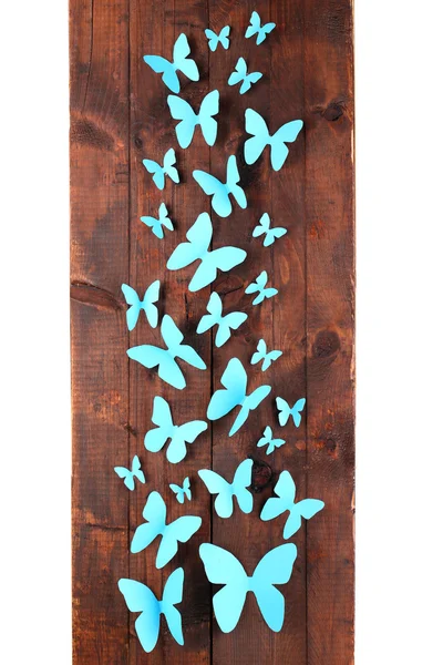 Papier papillons bleus sur fond de carton en bois — Photo