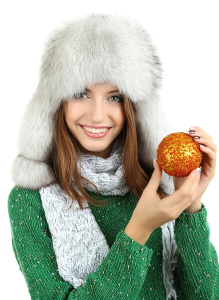 Hermosa chica sonriente con bola de Navidad aislada en blanco — Foto de Stock