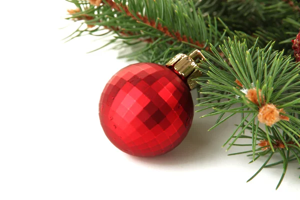 Prachtige Kerstmis bal op fir tree geïsoleerd op wit — Zdjęcie stockowe