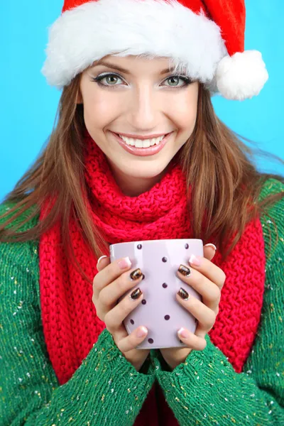 Hermosa chica en sombrero de Año Nuevo con taza aislada en blanco —  Fotos de Stock