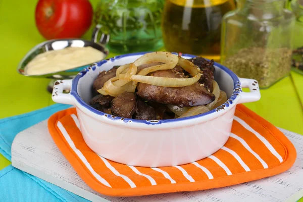 Fried chicken livers in pan on wooden table close-up — Stock Photo, Image