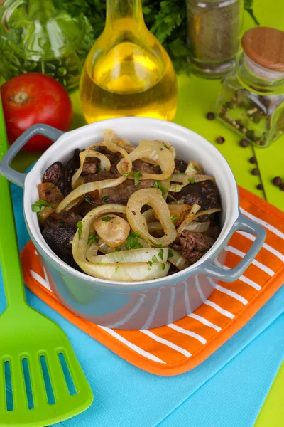 Fried chicken livers in pan on wooden table close-up — Stock Photo, Image