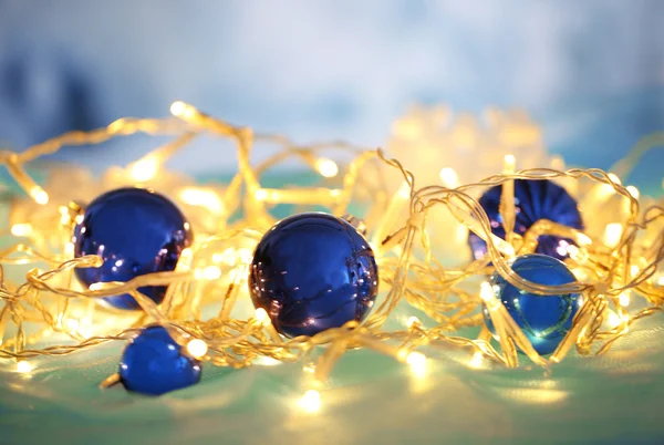 Kerst ornamenten en garland close-up — Stockfoto