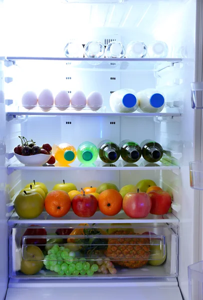 Refrigerador lleno de comida —  Fotos de Stock